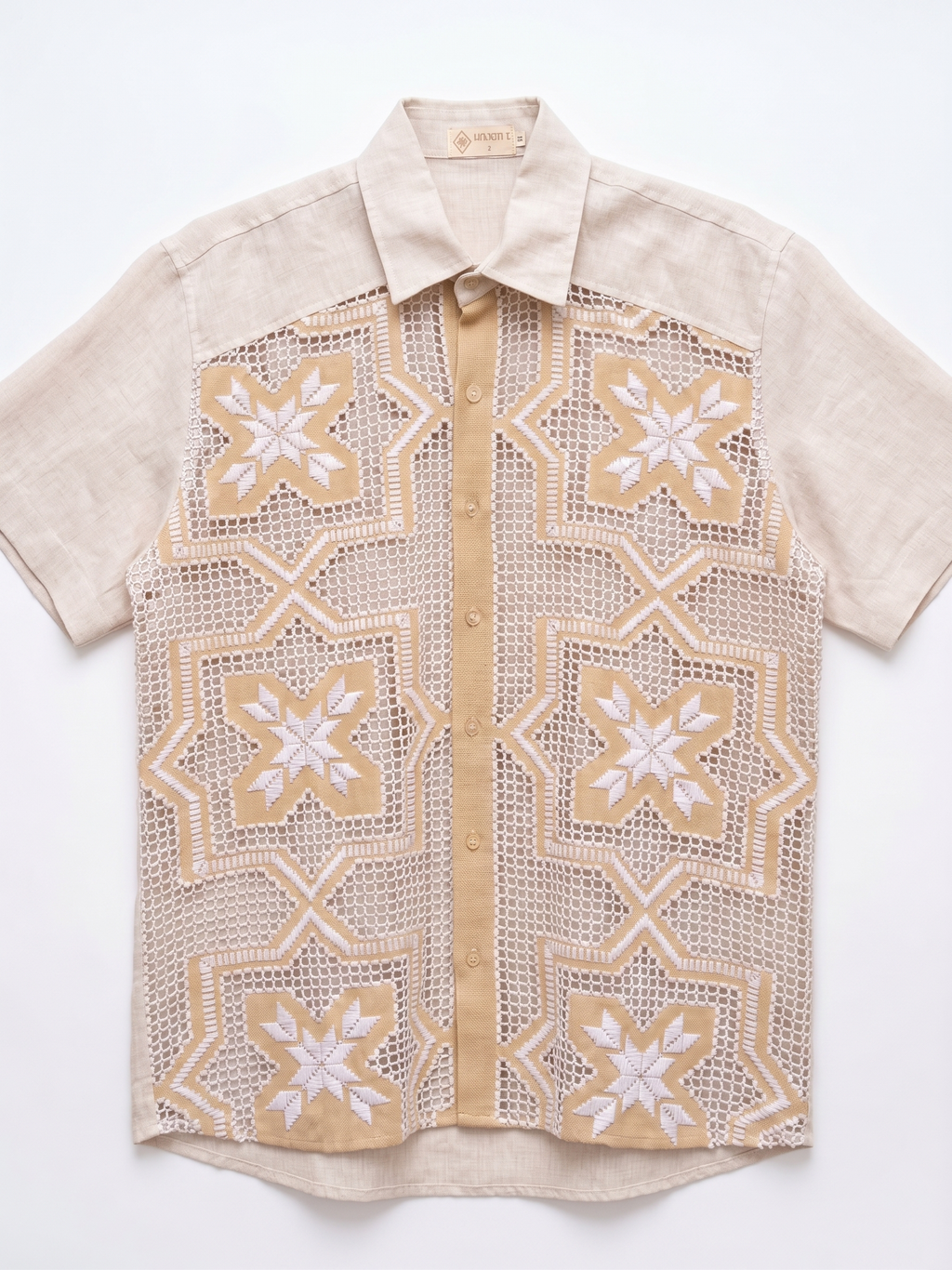 camisa rendada entre artes