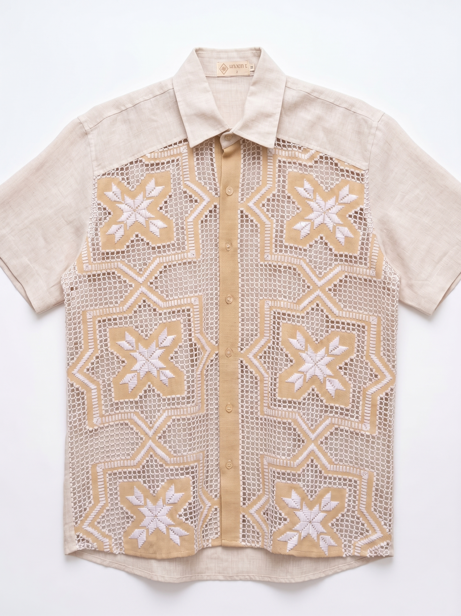 camisa rendada entre artes