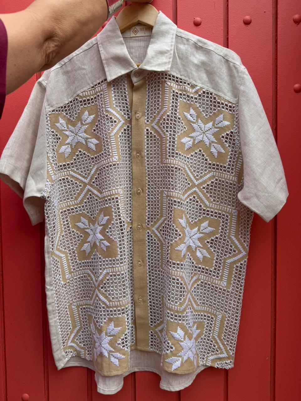camisa rendada entre artes
